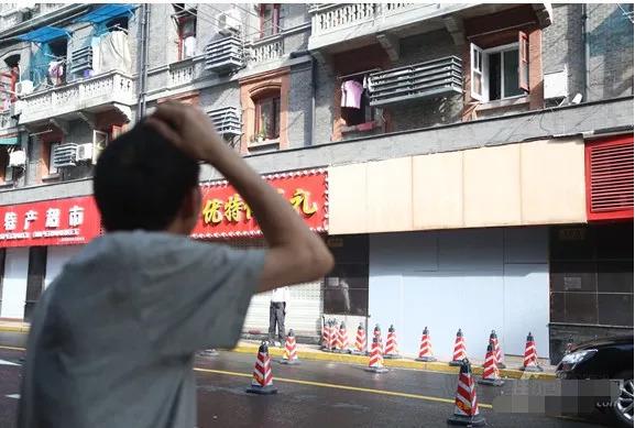上海市南京西路上的一家店铺广告牌突然坠落，伤6人，3人抢救无效死亡